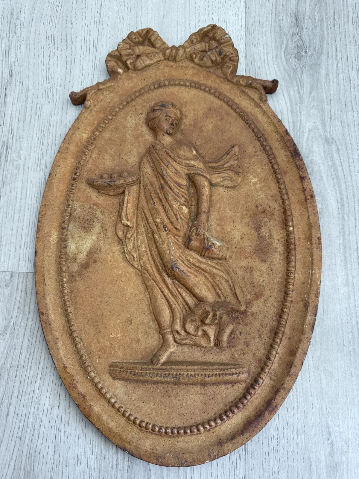Zabytkowy żeliwny relief płaskorzeźba obraz
