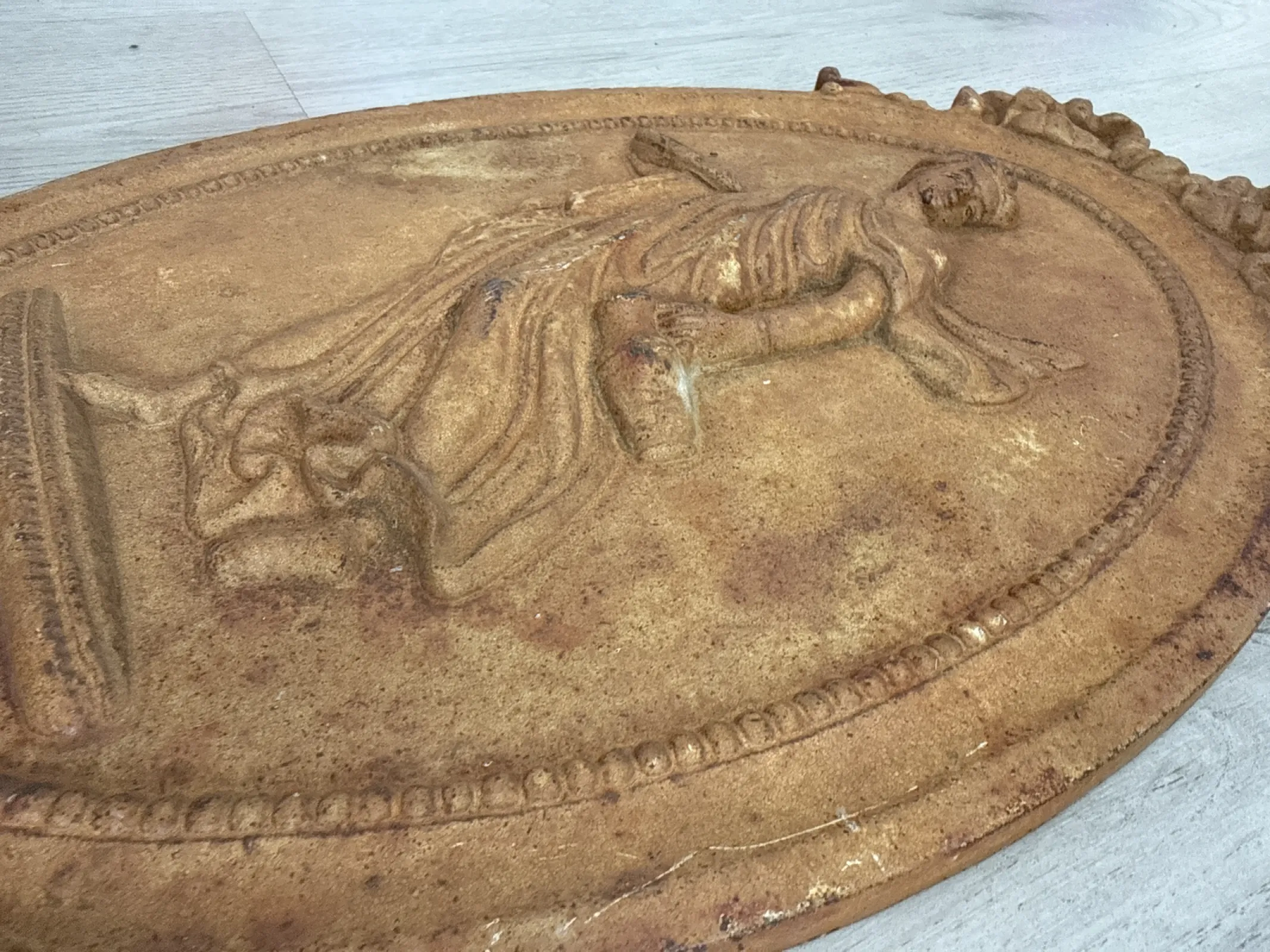 Zabytkowy żeliwny relief płaskorzeźba obraz