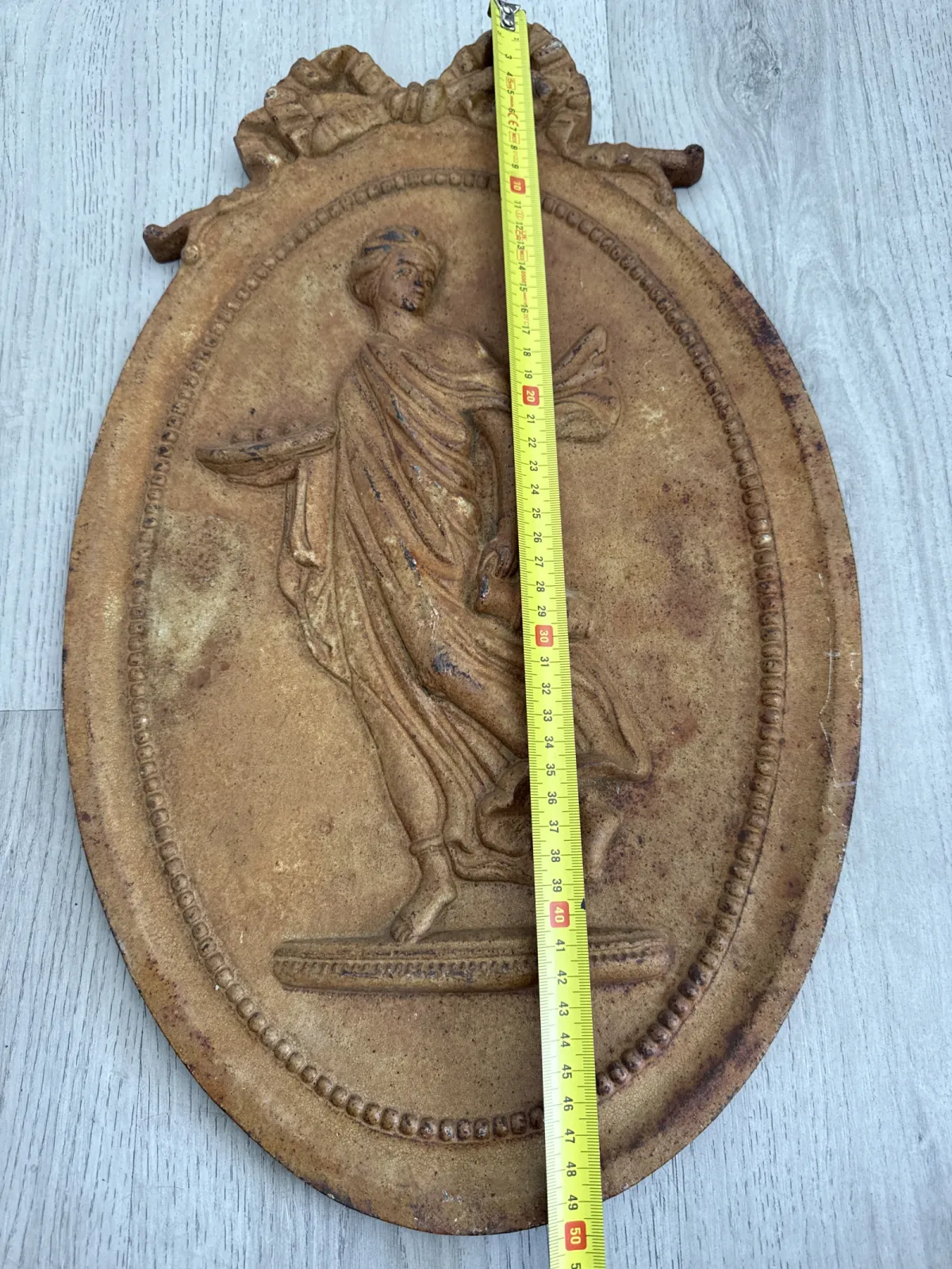 Zabytkowy żeliwny relief płaskorzeźba obraz