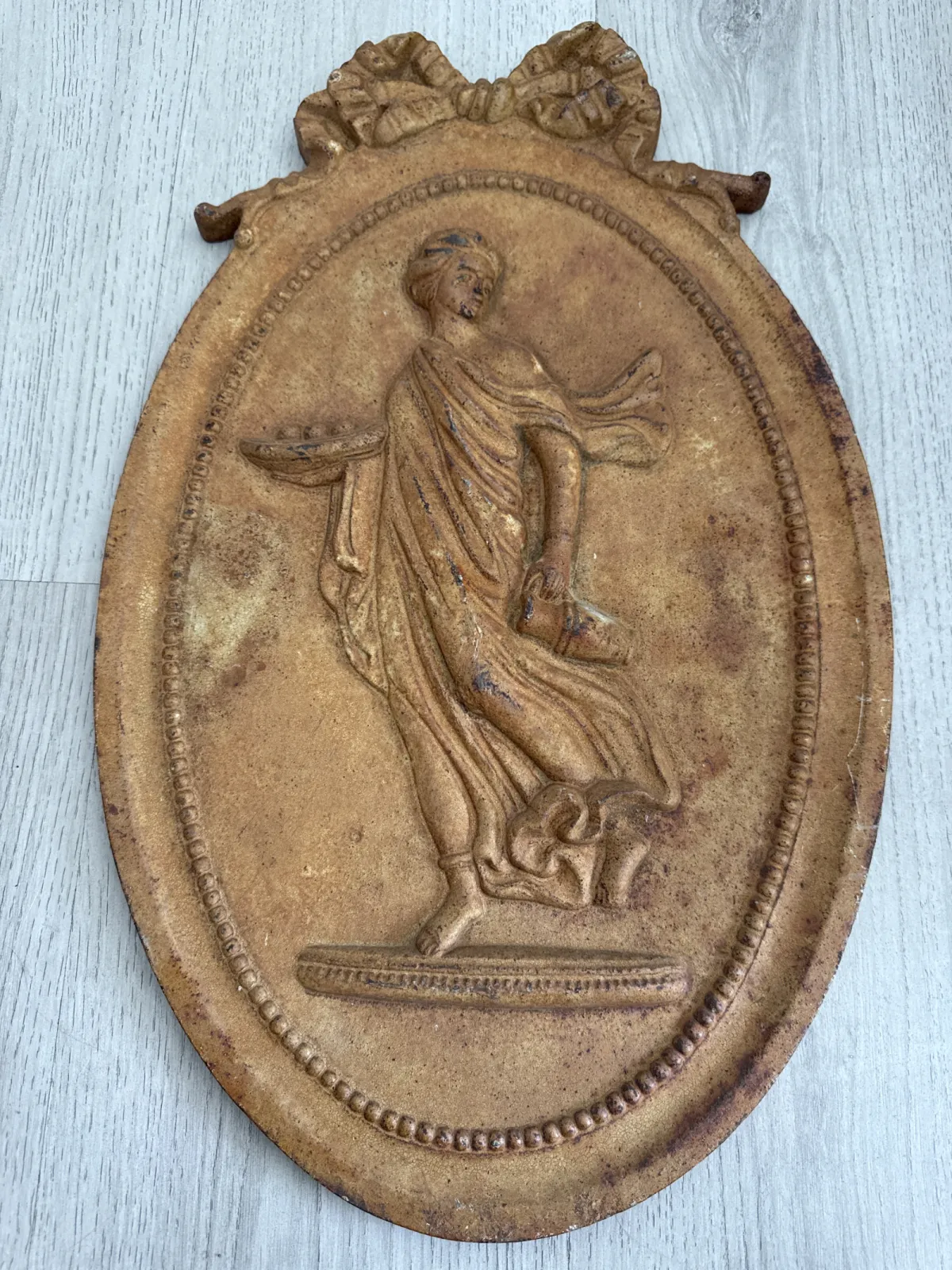 Zabytkowy żeliwny relief płaskorzeźba obraz