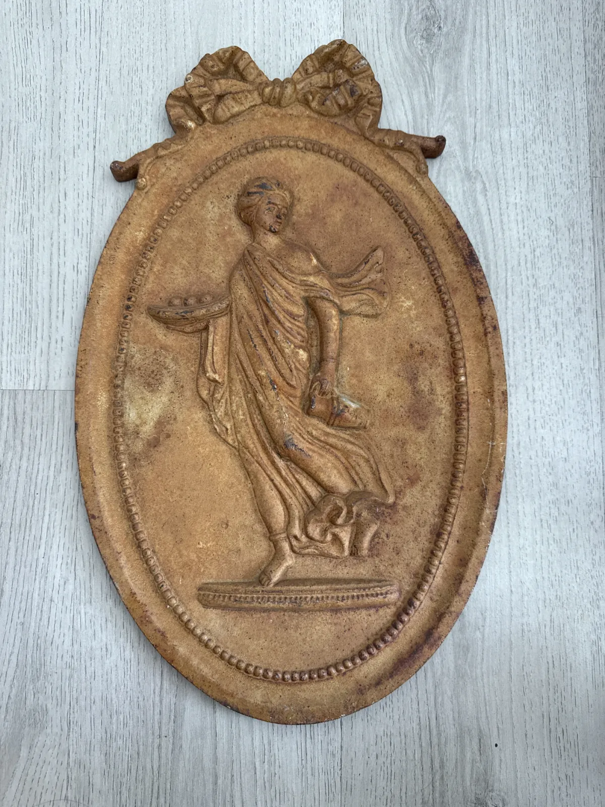 Zabytkowy żeliwny relief płaskorzeźba obraz