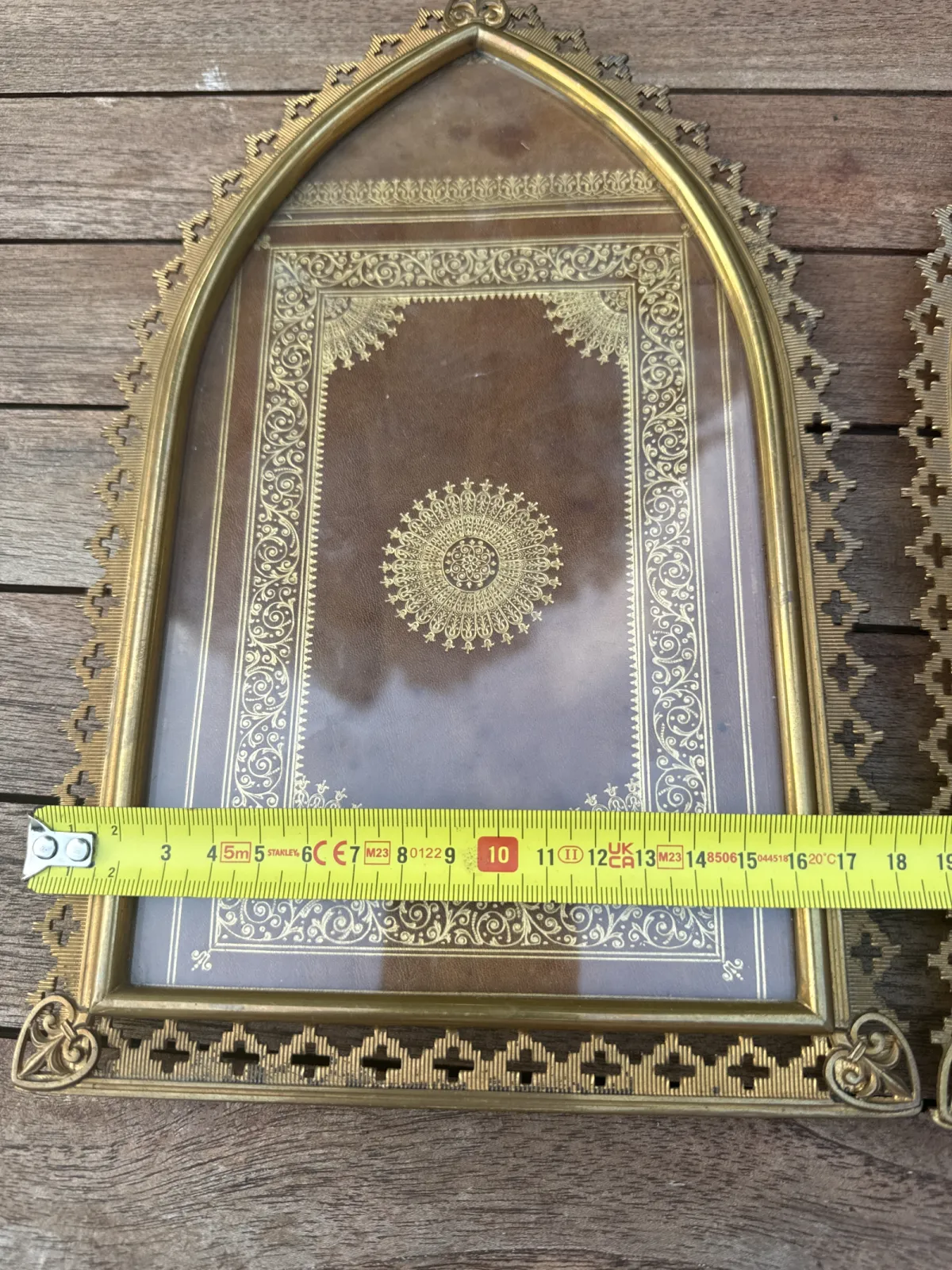 Mosiężny islamski łuk Mihrabu ramka za szkłem komplet