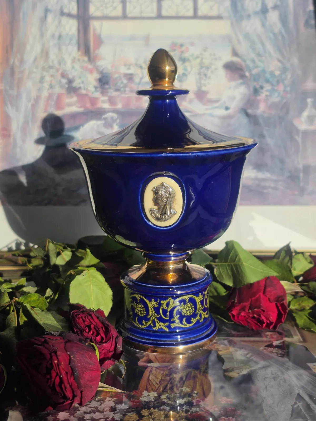 Elegancka porcelanowa amfora w stylu neoklasycznym kobalt i złoto Vintage Belgia