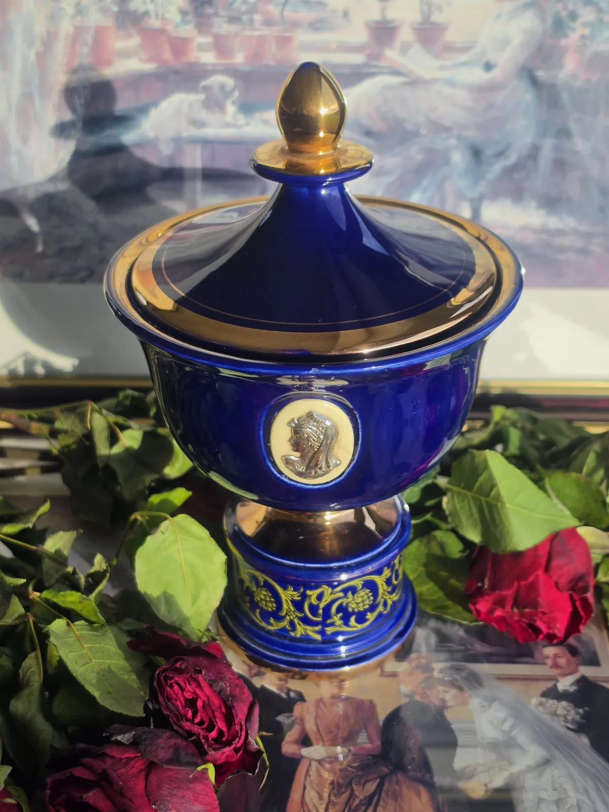 Elegancka porcelanowa amfora w stylu neoklasycznym kobalt i złoto Vintage Belgia