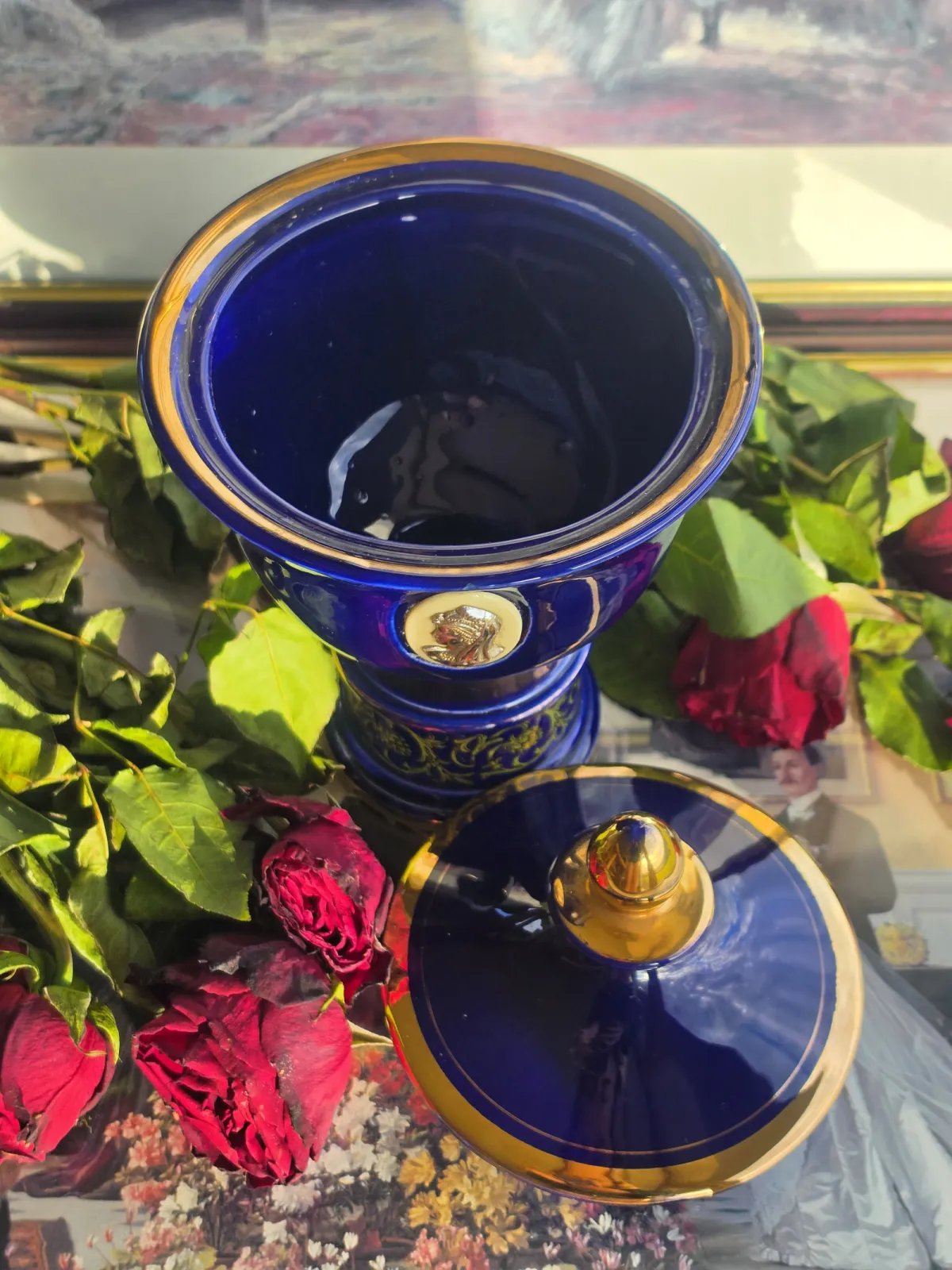 Elegancka porcelanowa amfora w stylu neoklasycznym kobalt i złoto Vintage Belgia
