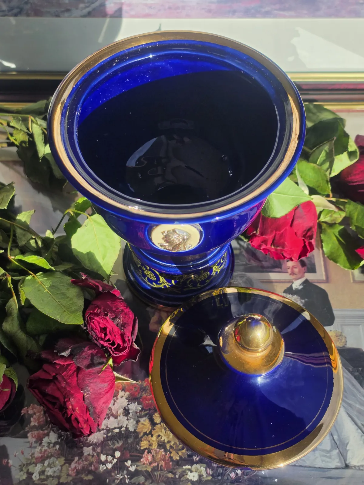 Elegancka porcelanowa amfora w stylu neoklasycznym kobalt i złoto Vintage Belgia