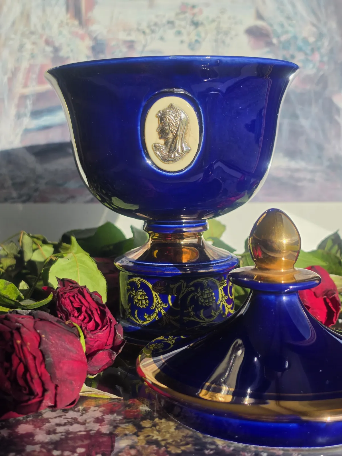 Elegancka porcelanowa amfora w stylu neoklasycznym kobalt i złoto Vintage Belgia