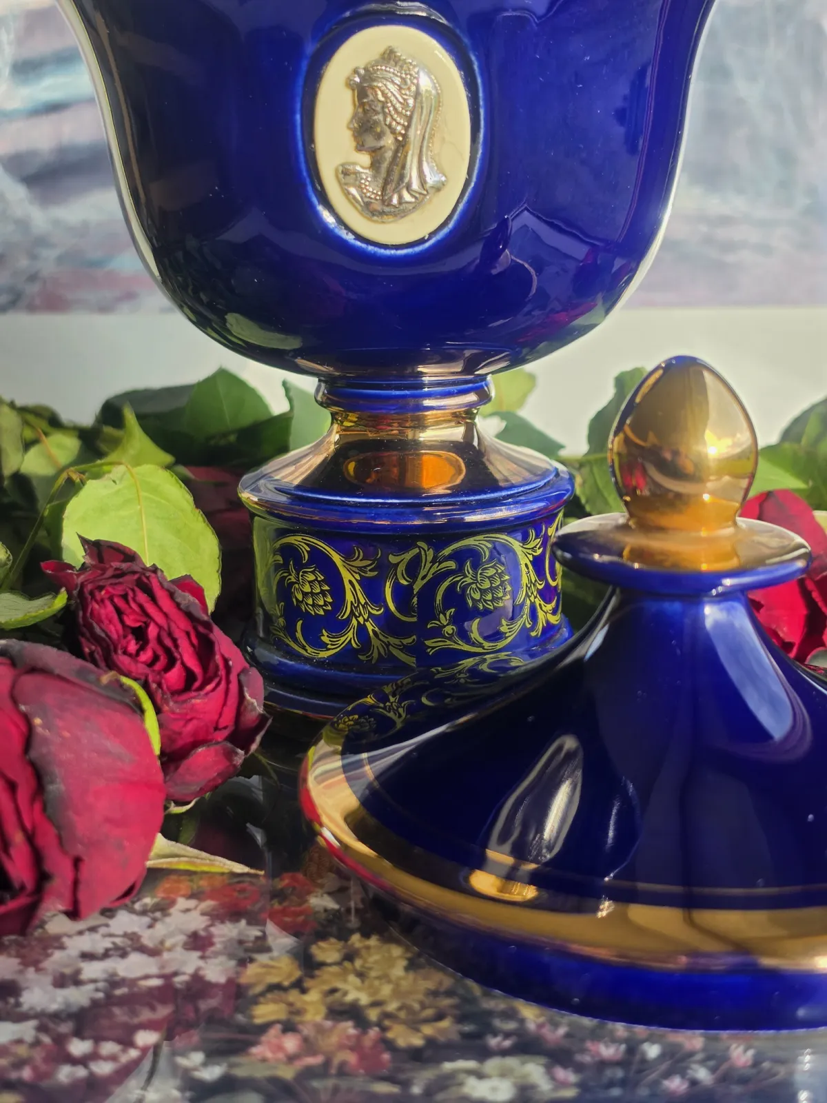 Elegancka porcelanowa amfora w stylu neoklasycznym kobalt i złoto Vintage Belgia