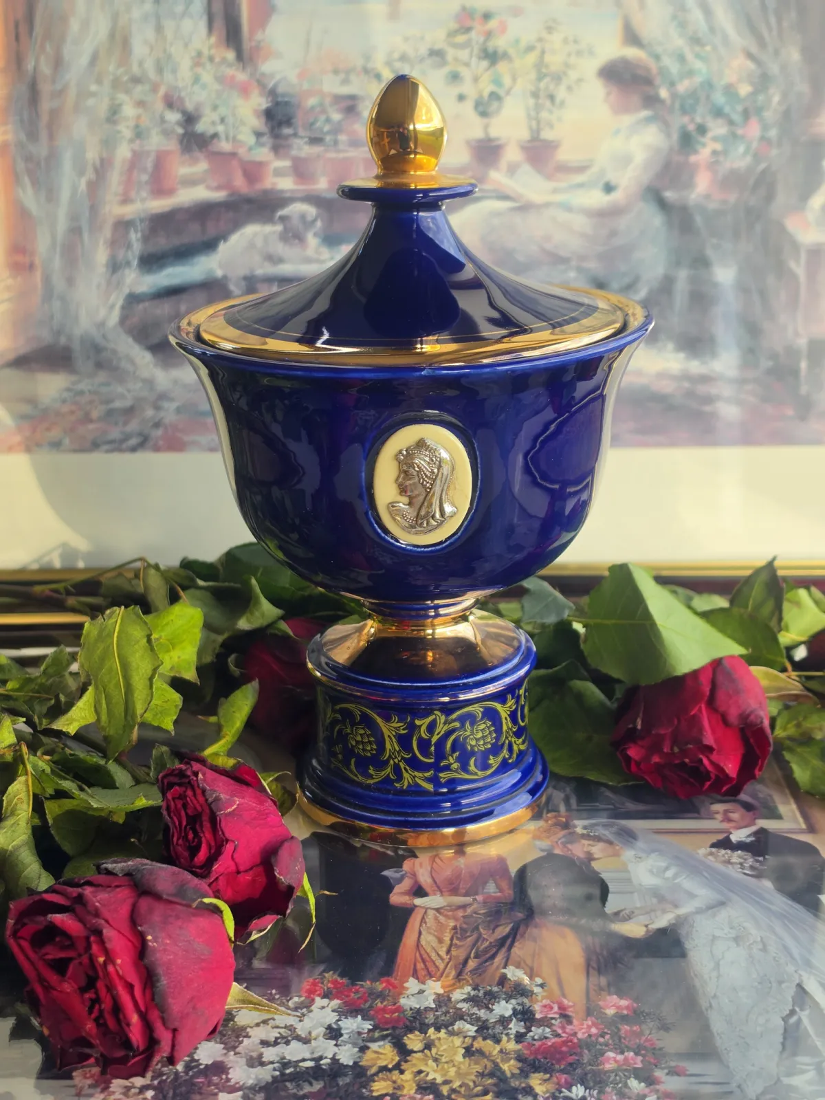 Elegancka porcelanowa amfora w stylu neoklasycznym kobalt i złoto Vintage Belgia