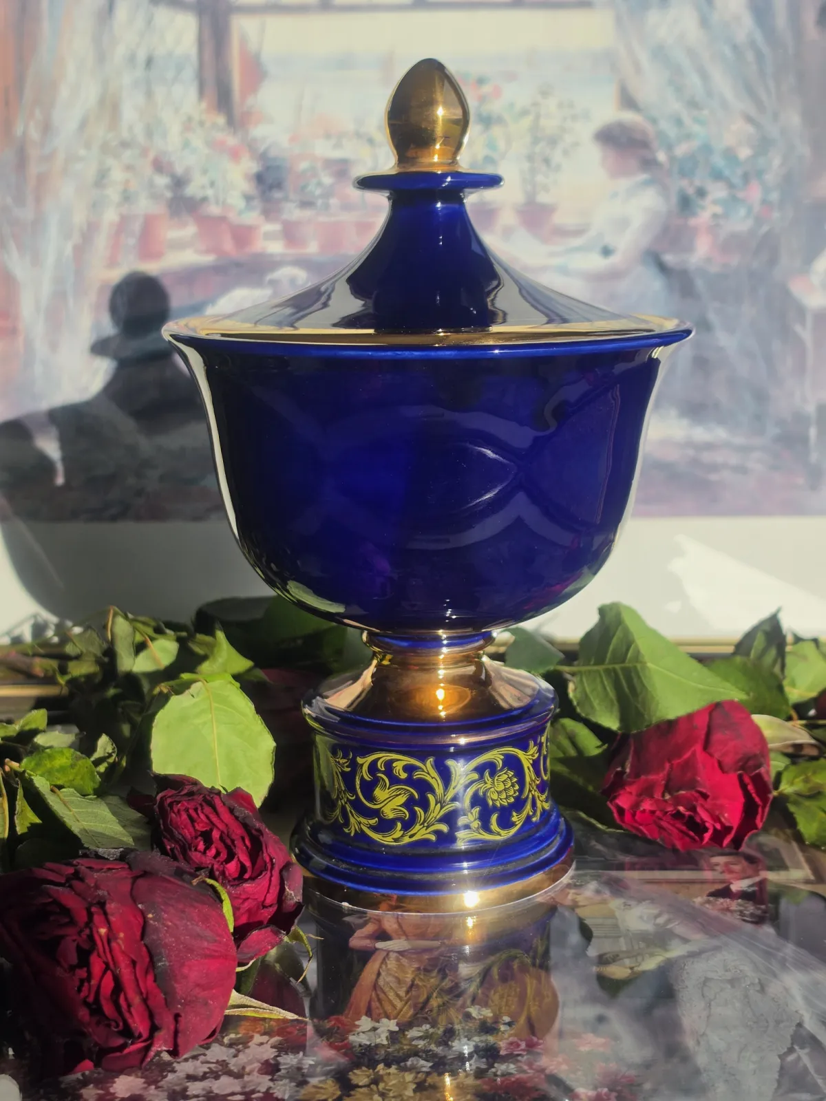 Elegancka porcelanowa amfora w stylu neoklasycznym kobalt i złoto Vintage Belgia