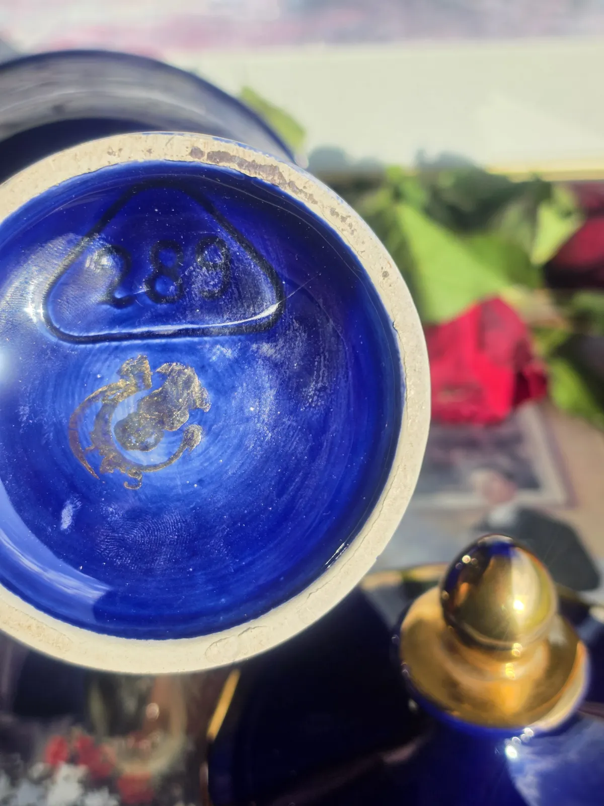Elegancka porcelanowa amfora w stylu neoklasycznym kobalt i złoto Vintage Belgia