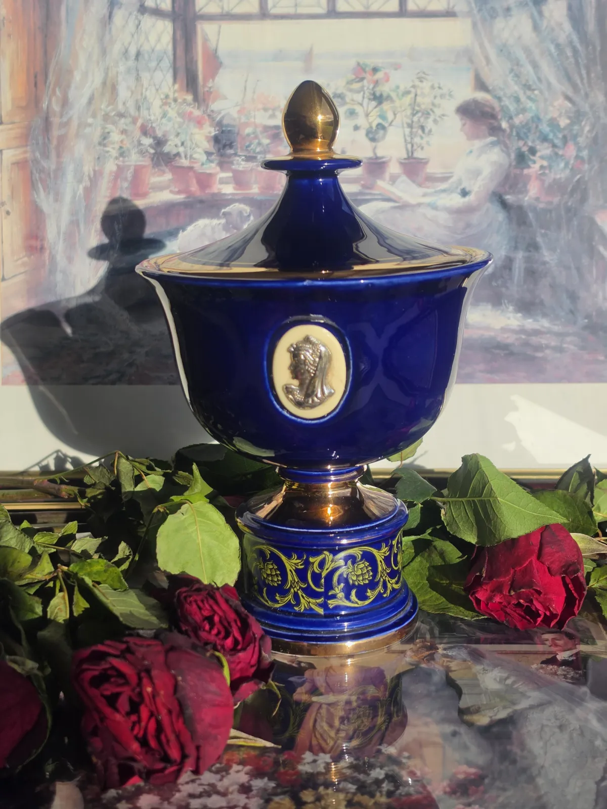 Elegancka porcelanowa amfora w stylu neoklasycznym kobalt i złoto Vintage Belgia