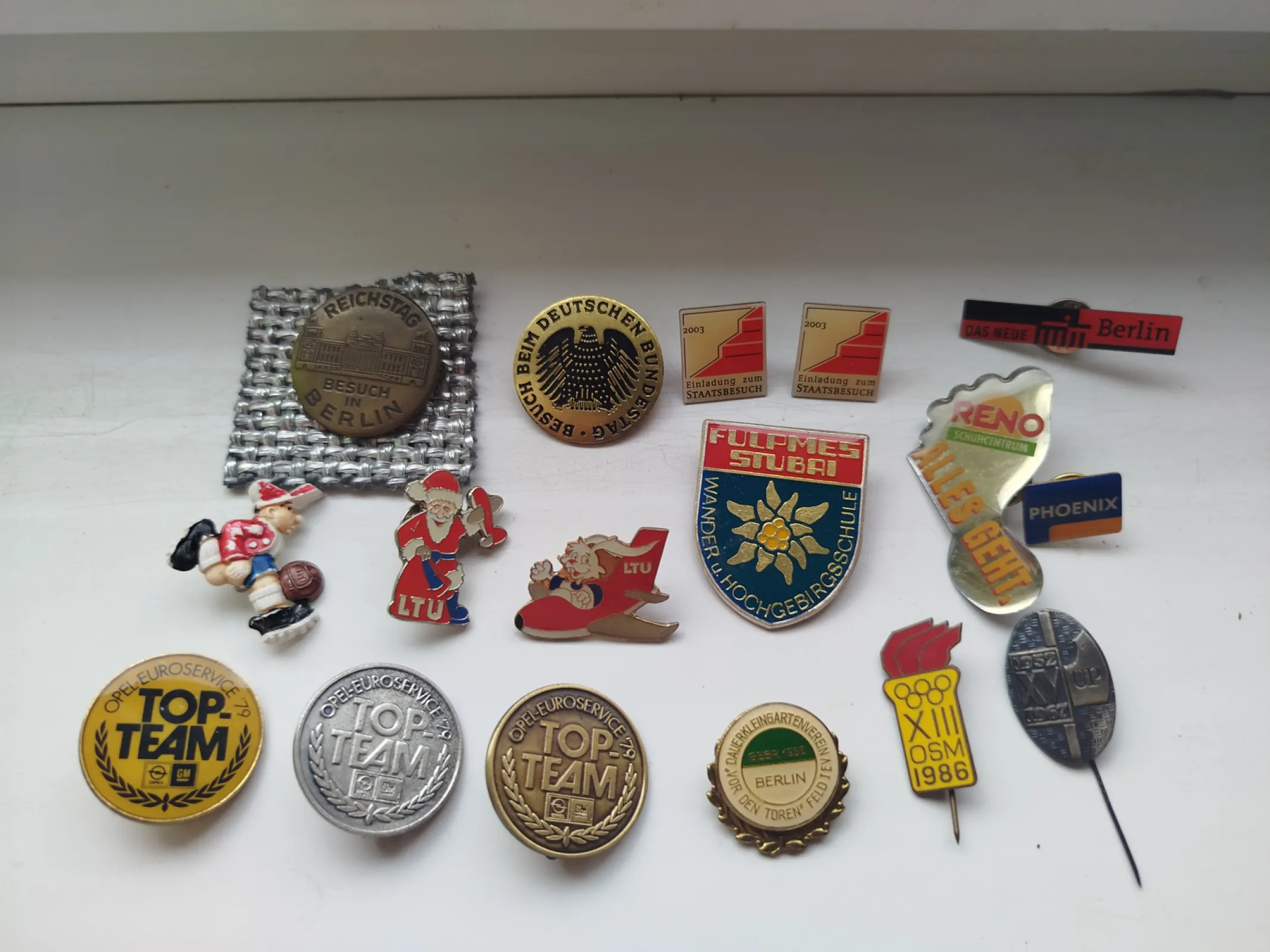 Zestaw 17 starych przypinek / znaczków kolekcjonerskich – Niemcy, Berlin, Opel, LTU