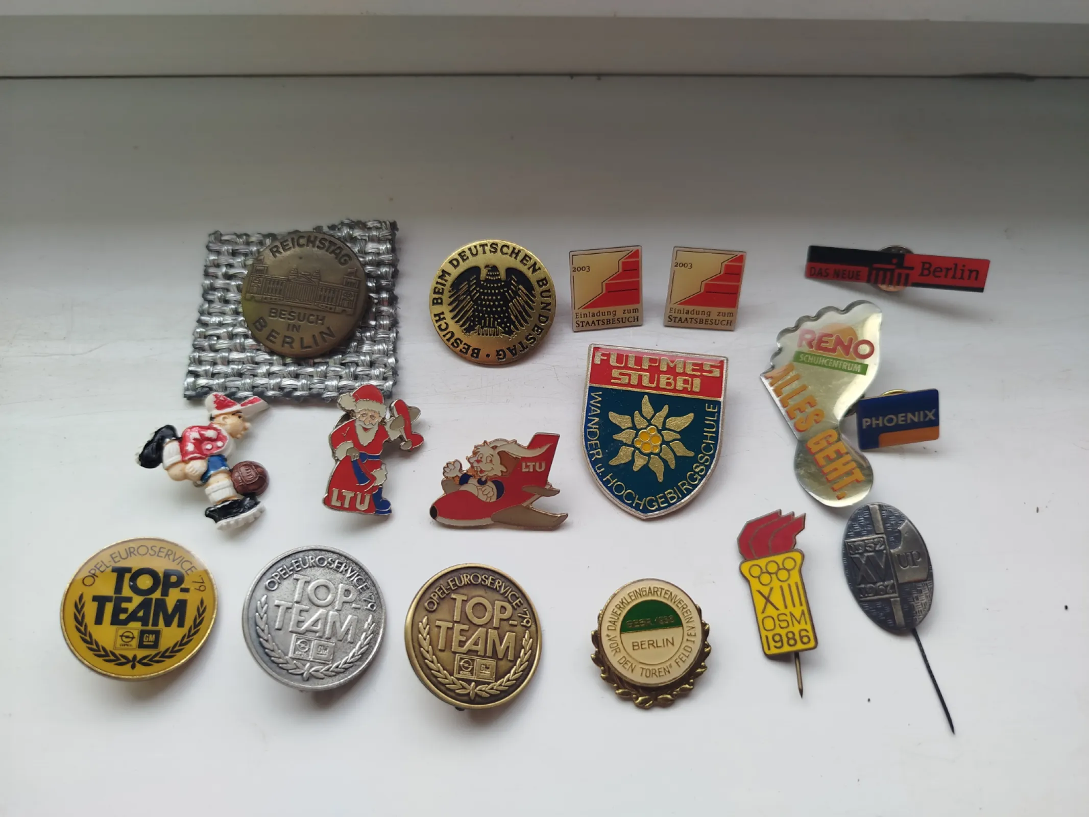 Zestaw 17 starych przypinek / znaczków kolekcjonerskich – Niemcy, Berlin, Opel, LTU