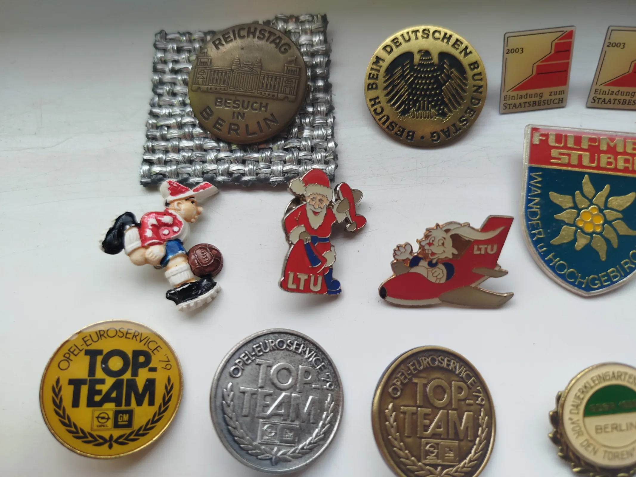 Zestaw 17 starych przypinek / znaczków kolekcjonerskich – Niemcy, Berlin, Opel, LTU