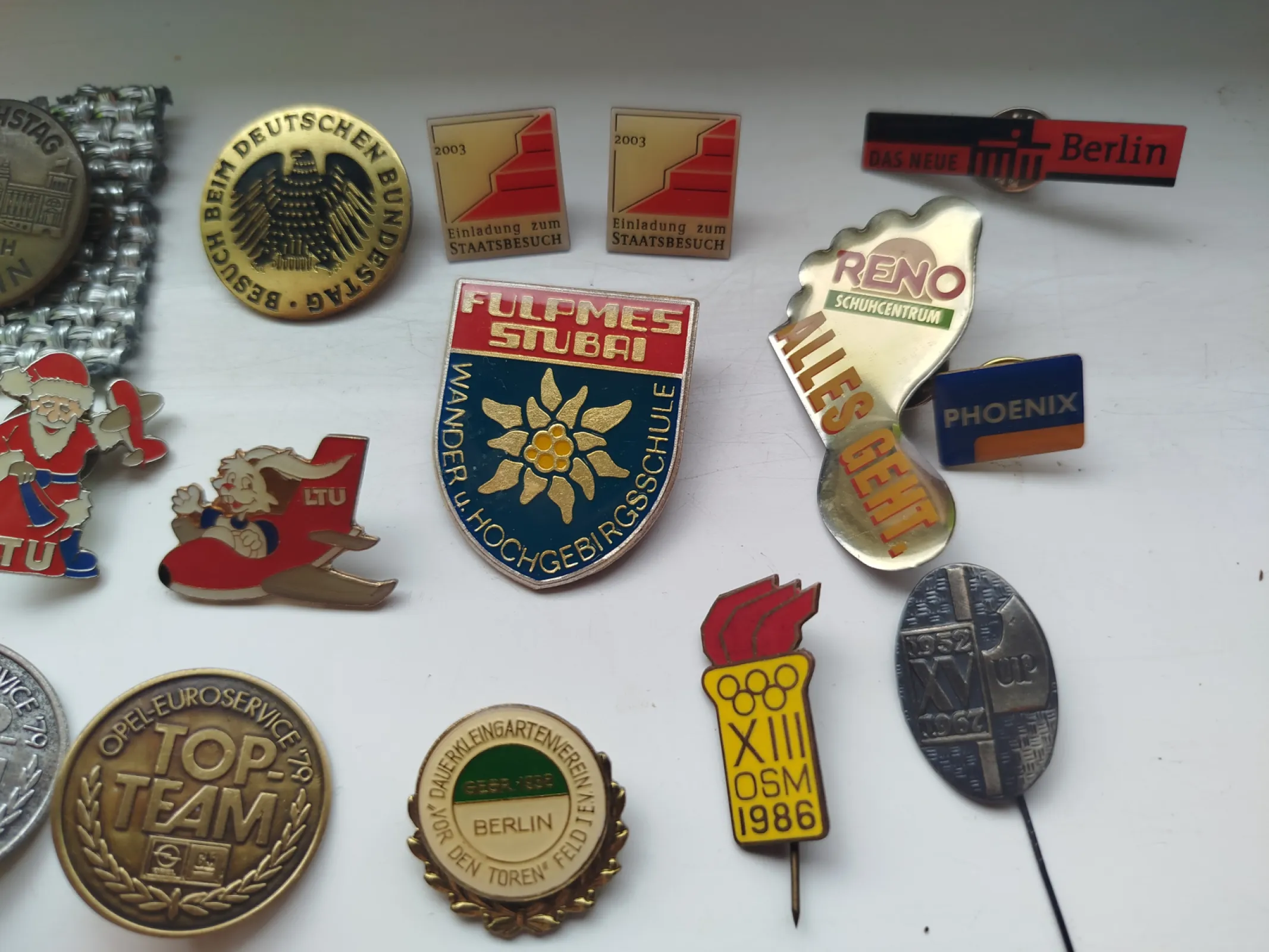 Zestaw 17 starych przypinek / znaczków kolekcjonerskich – Niemcy, Berlin, Opel, LTU