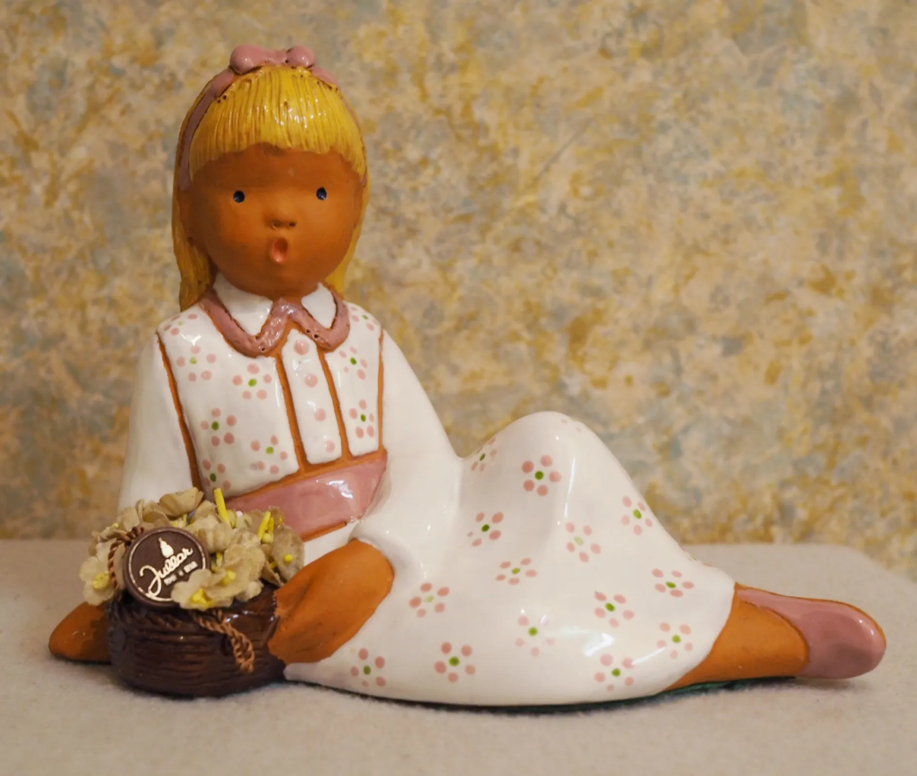 Figurka z terakoty: dziewczynka z kwiatami od Jullar. Hiszpania, 1960.