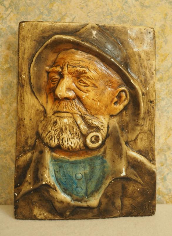Artystyczny kafel, ceramika naścienna, relief RYBAK Z FAJKĄ. Antyk!