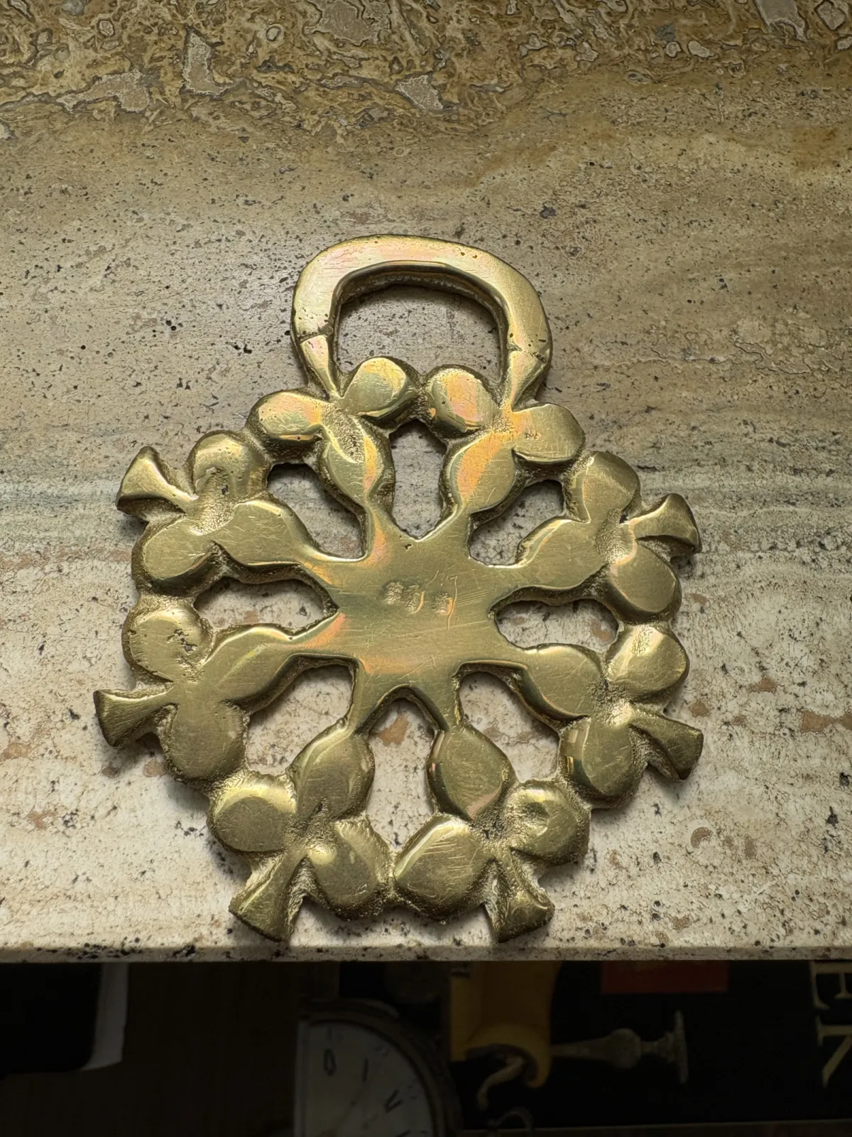 Przedmiotem jest mosiężna ozdoba końska (ang. horse brass)