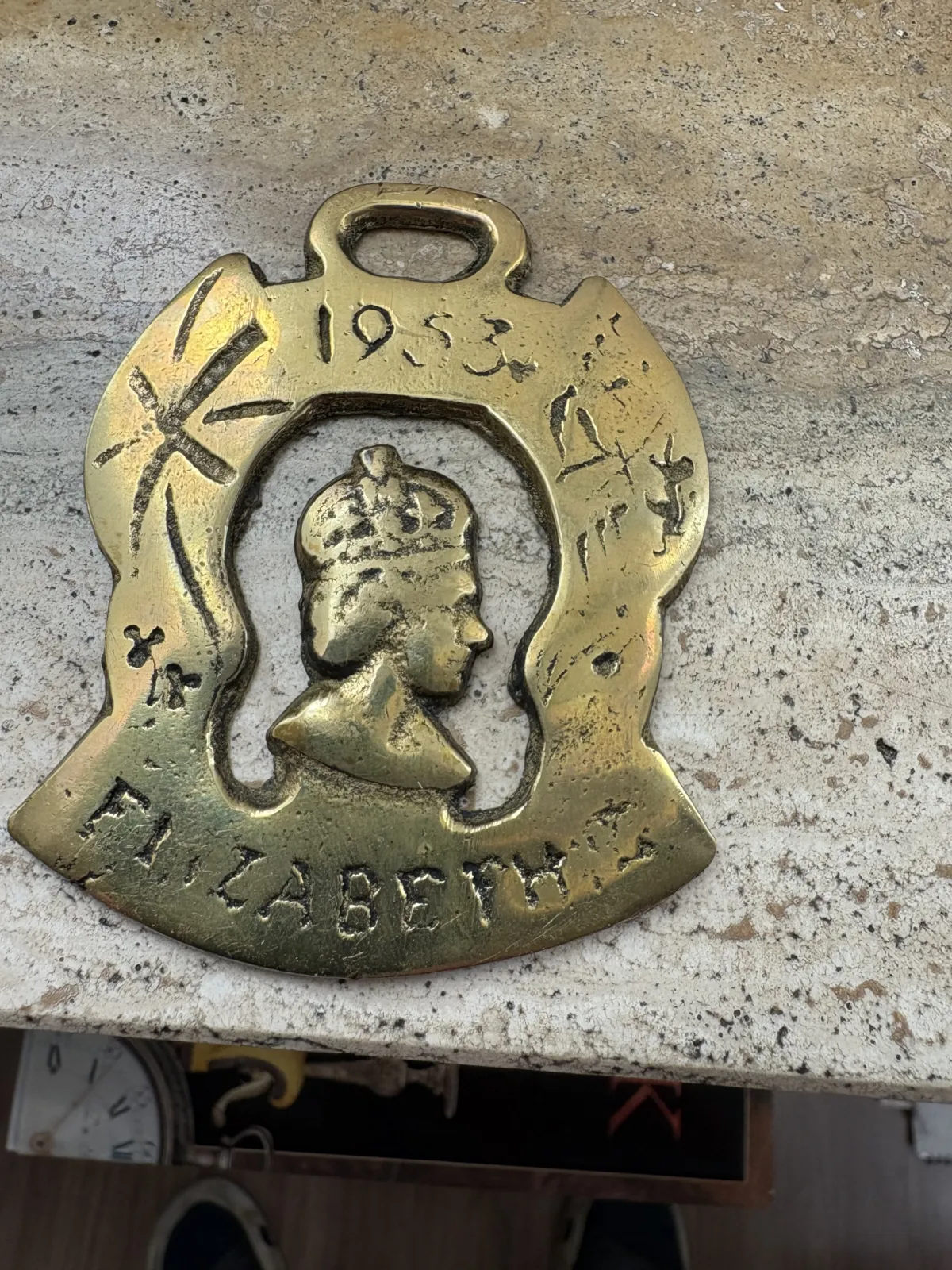 Przedmiotem jest mosiężna ozdoba końska (ang. horse brass)