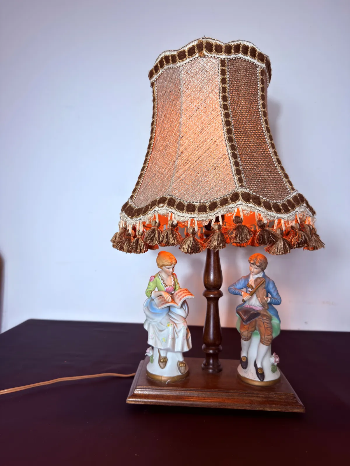 Stylowa lampa stołowa Vintage z porcelanowymi figurkami – klasyczna elegancja