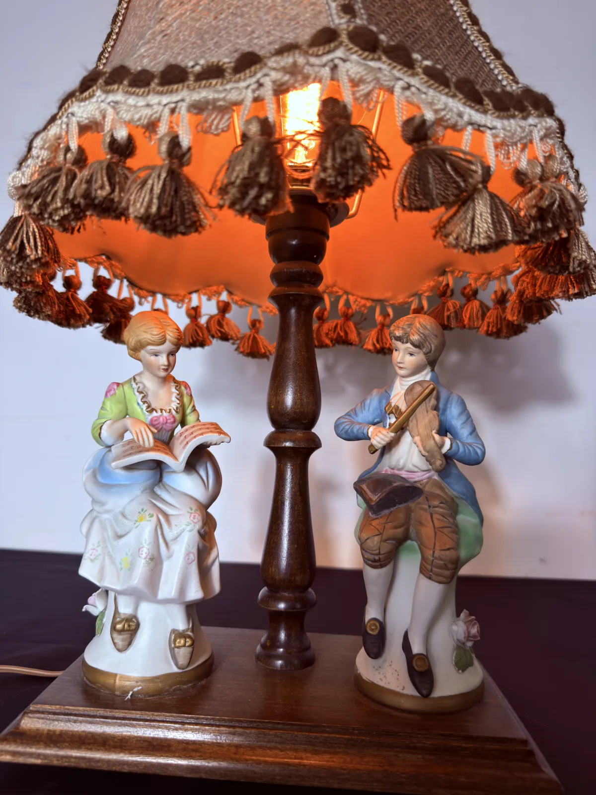 Stylowa lampa stołowa Vintage z porcelanowymi figurkami – klasyczna elegancja