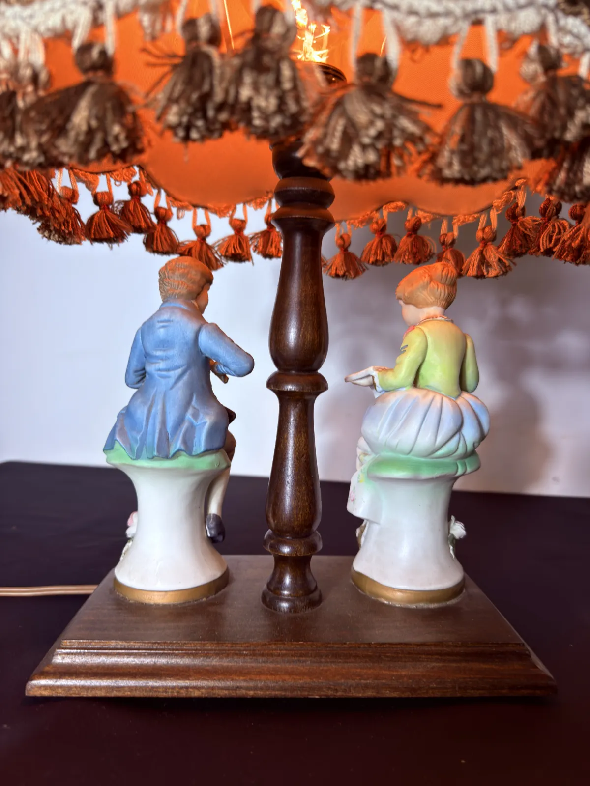 Stylowa lampa stołowa Vintage z porcelanowymi figurkami – klasyczna elegancja