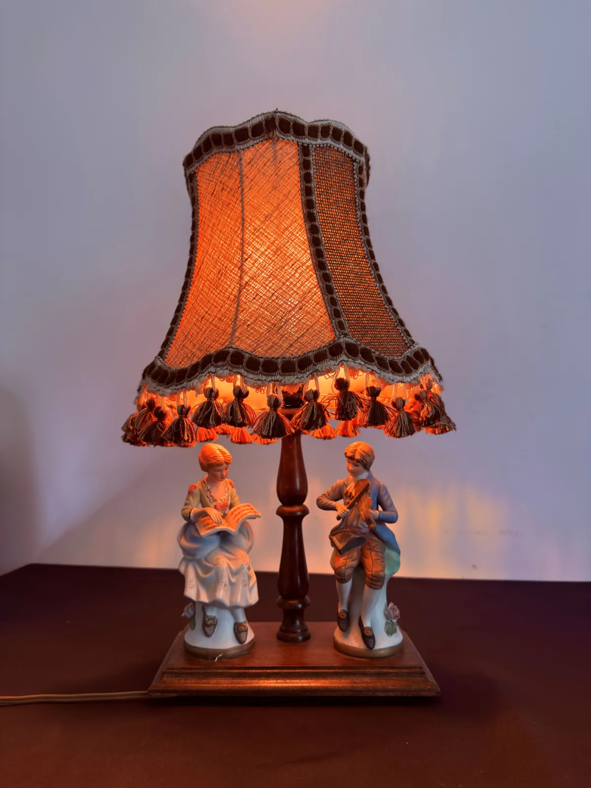 Stylowa lampa stołowa Vintage z porcelanowymi figurkami – klasyczna elegancja