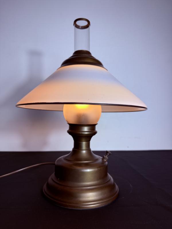 Lampa stołowa w stylu lampy naftowej – metal i szkło – retro / vintage