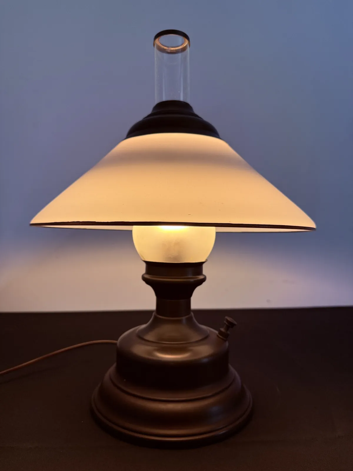 Lampa stołowa w stylu lampy naftowej – metal i szkło – retro / vintage