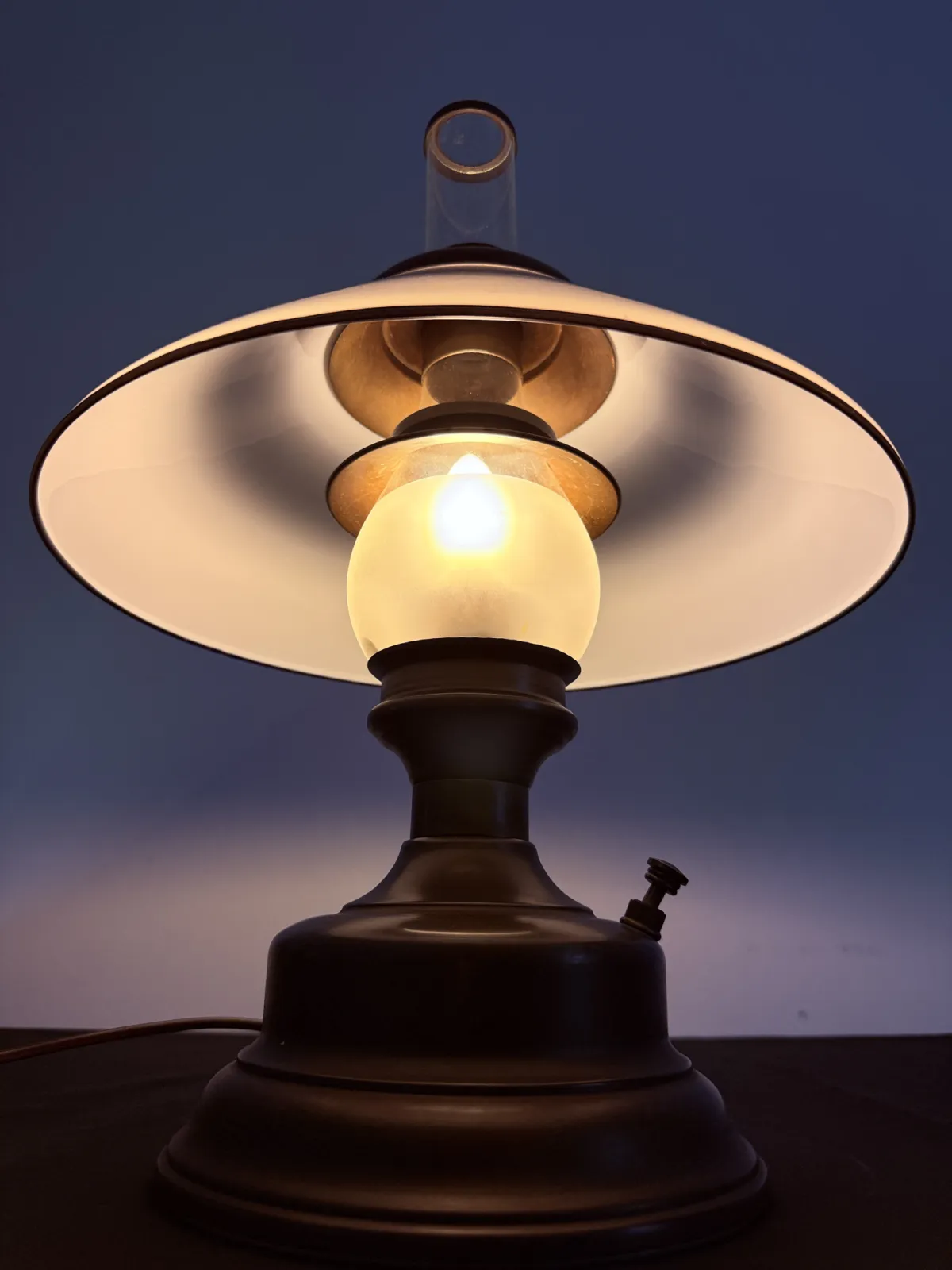 Lampa stołowa w stylu lampy naftowej – metal i szkło – retro / vintage