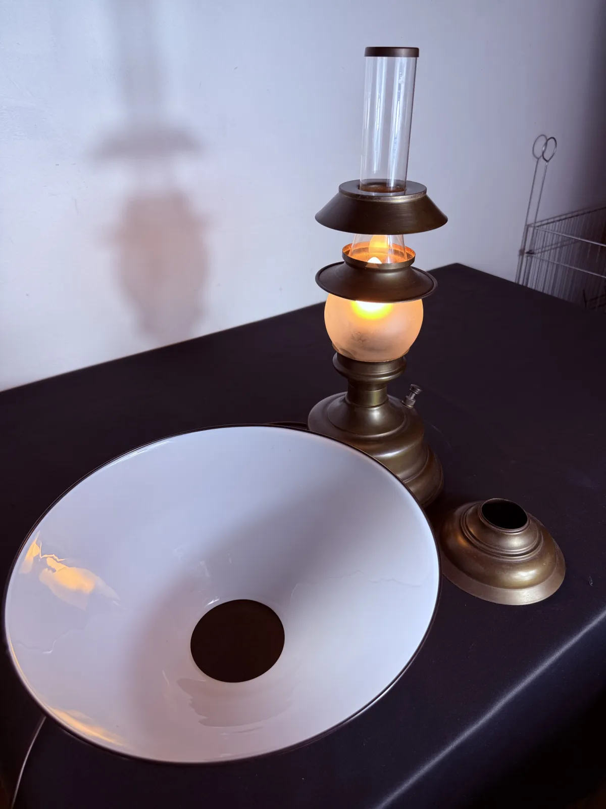 Lampa stołowa w stylu lampy naftowej – metal i szkło – retro / vintage