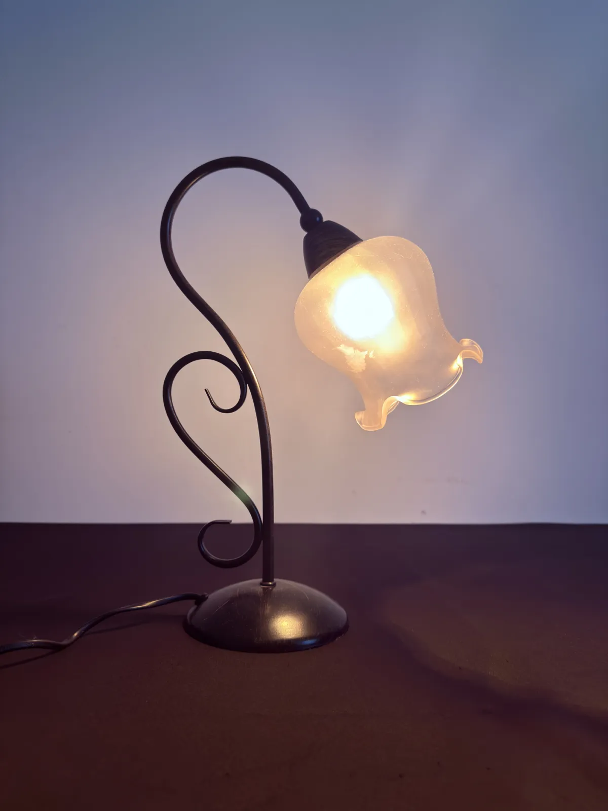 Stylowa lampa stołowa Retro Vintage z ręcznie formowanym szklanym kloszem