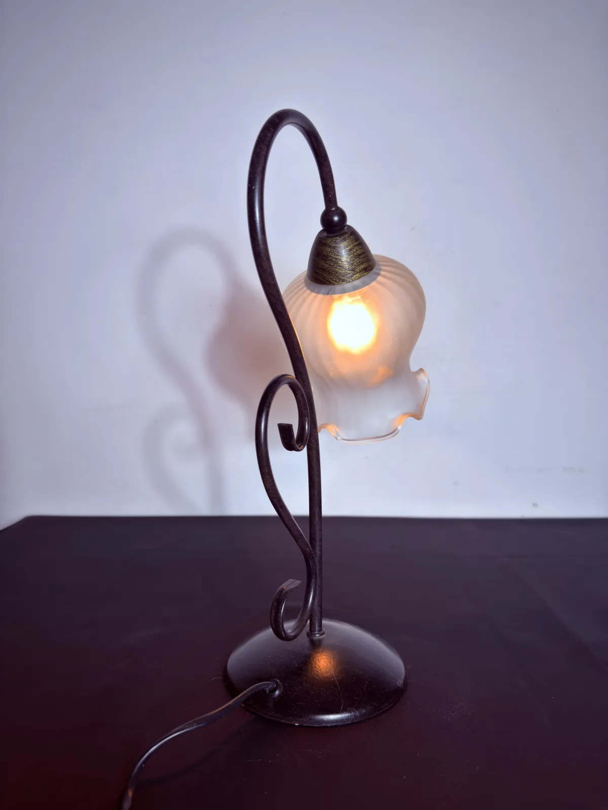 Stylowa lampa stołowa Retro Vintage z ręcznie formowanym szklanym kloszem