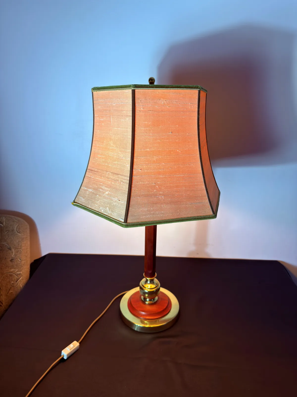 Stylowa lampa stołowa vintage z drewnianą podstawą i tekstylnym abażurem