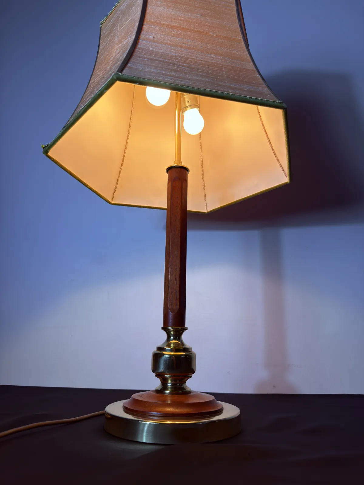 Stylowa lampa stołowa vintage z drewnianą podstawą i tekstylnym abażurem