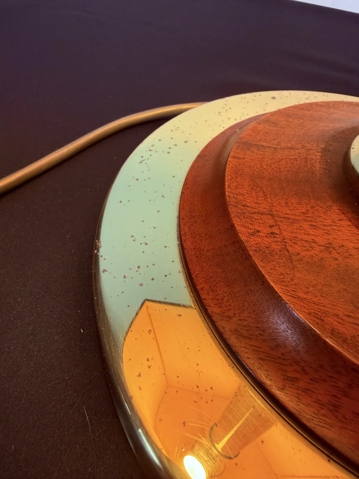 Stylowa lampa stołowa vintage z drewnianą podstawą i tekstylnym abażurem