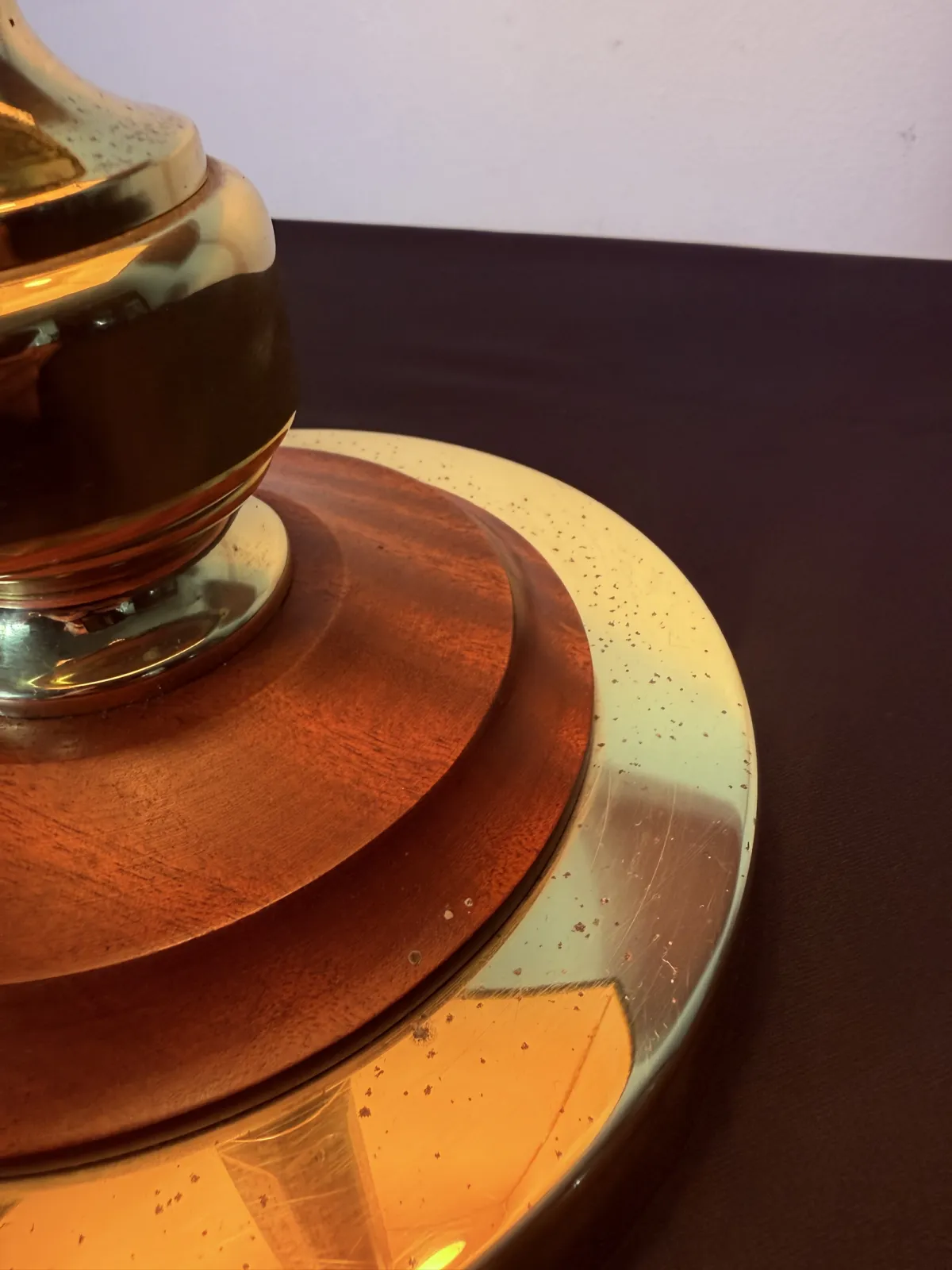 Stylowa lampa stołowa vintage z drewnianą podstawą i tekstylnym abażurem