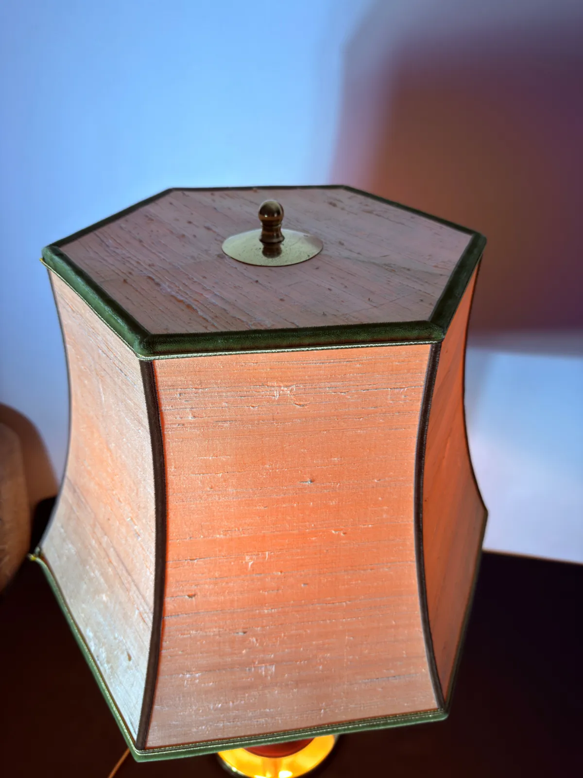 Stylowa lampa stołowa vintage z drewnianą podstawą i tekstylnym abażurem