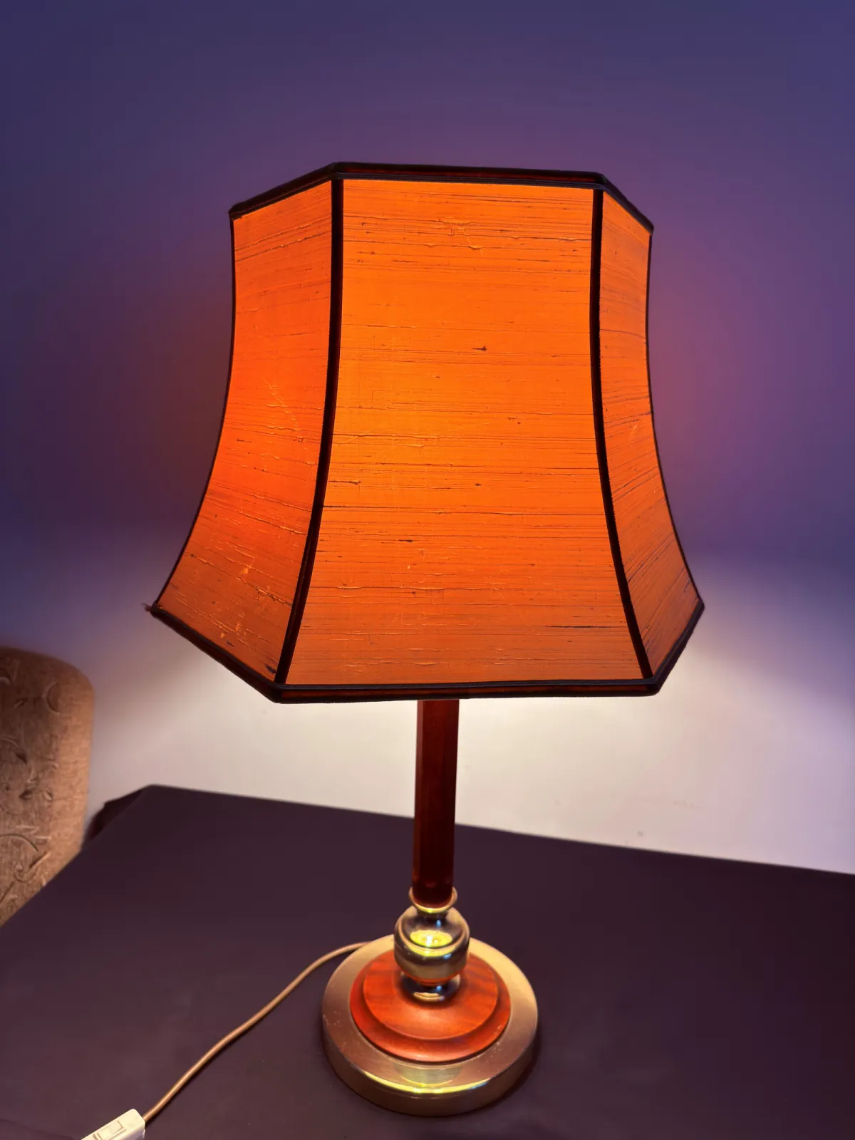 Stylowa lampa stołowa vintage z drewnianą podstawą i tekstylnym abażurem