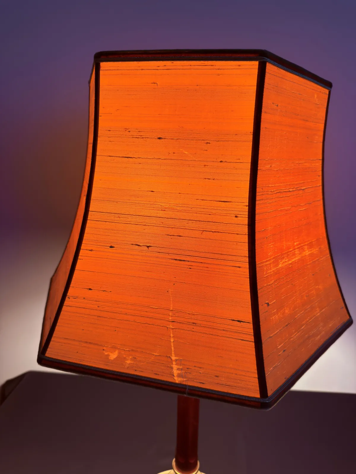 Stylowa lampa stołowa vintage z drewnianą podstawą i tekstylnym abażurem