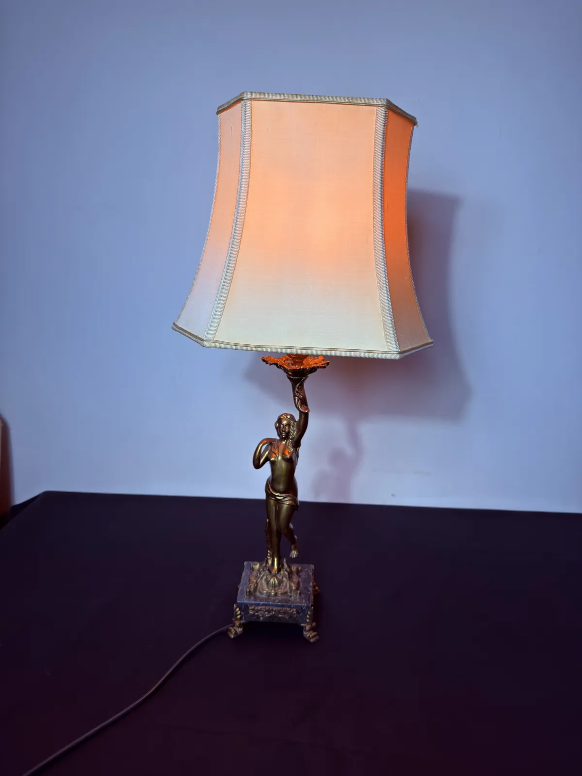 Elegancka lampa stołowa z figurą kobiety – styl klasyczny / vintage