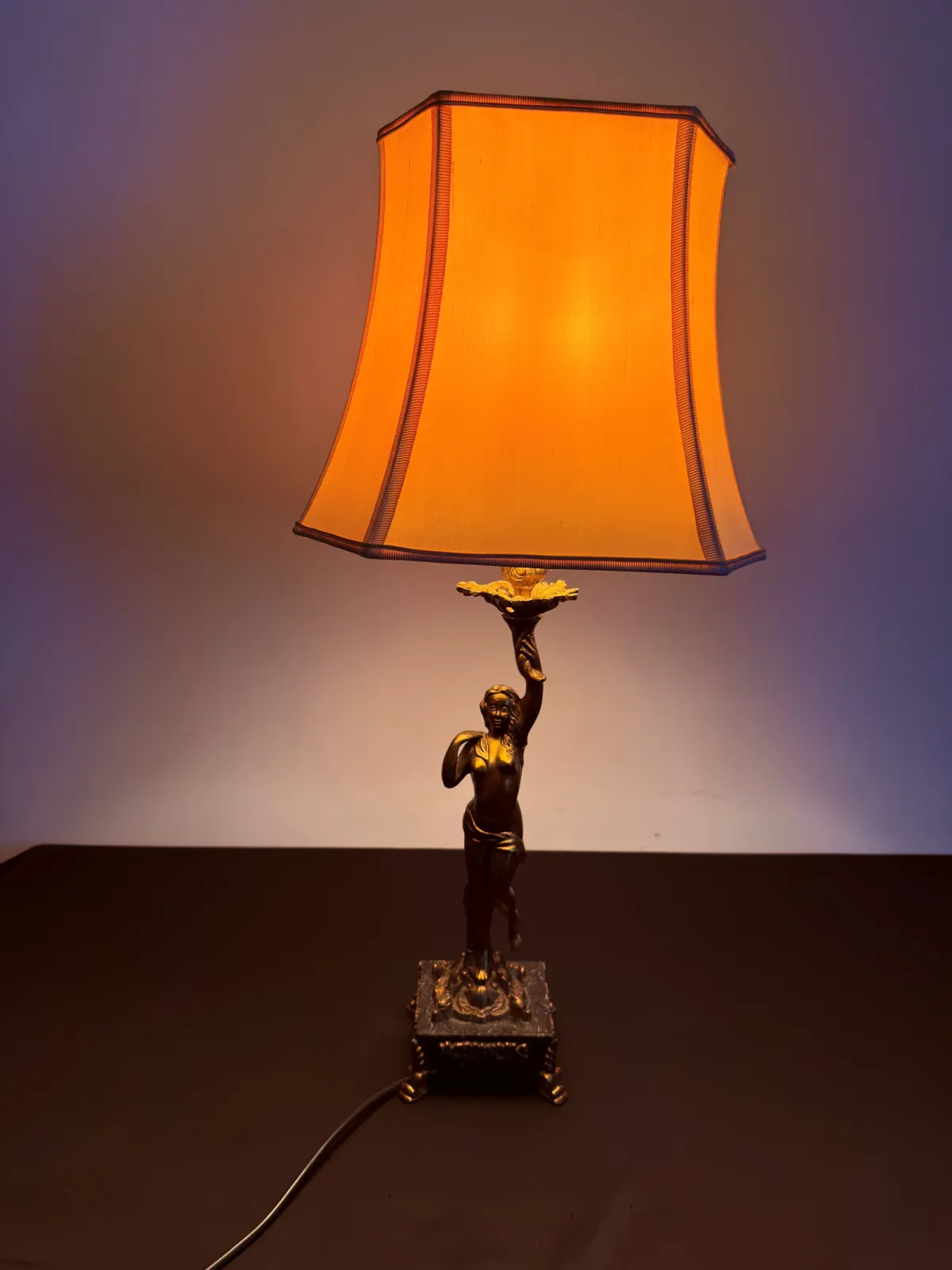 Elegancka lampa stołowa z figurą kobiety – styl klasyczny / vintage