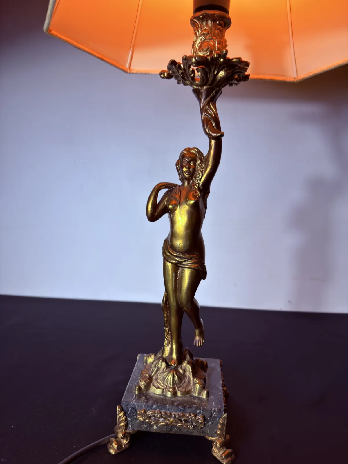 Elegancka lampa stołowa z figurą kobiety – styl klasyczny / vintage