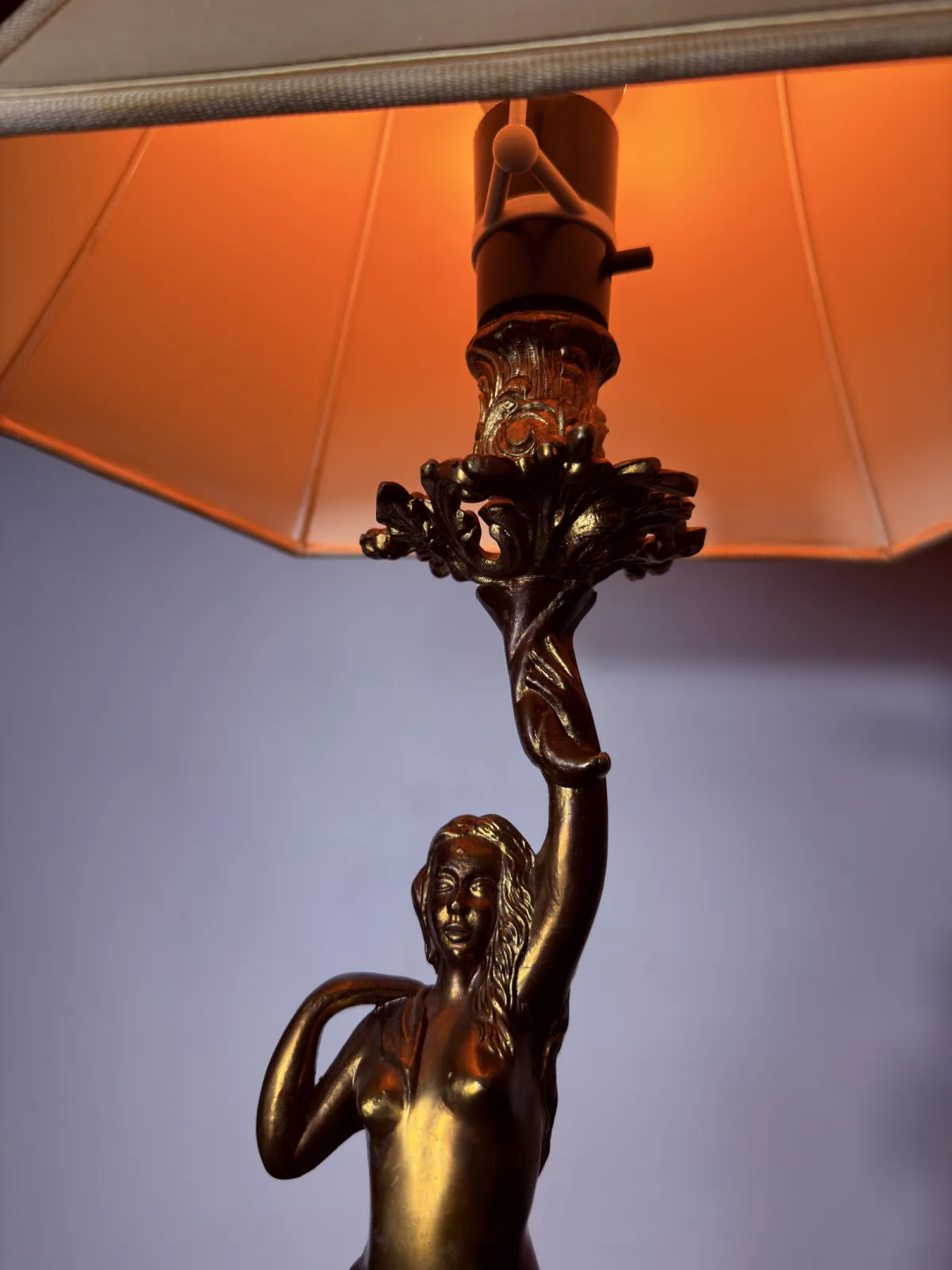 Elegancka lampa stołowa z figurą kobiety – styl klasyczny / vintage