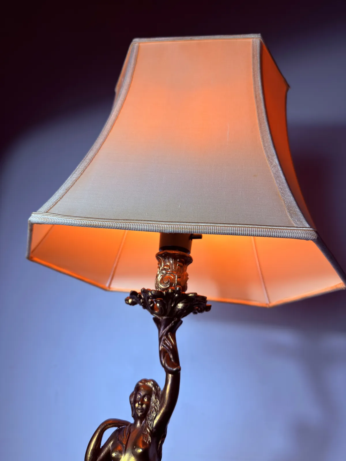 Elegancka lampa stołowa z figurą kobiety – styl klasyczny / vintage