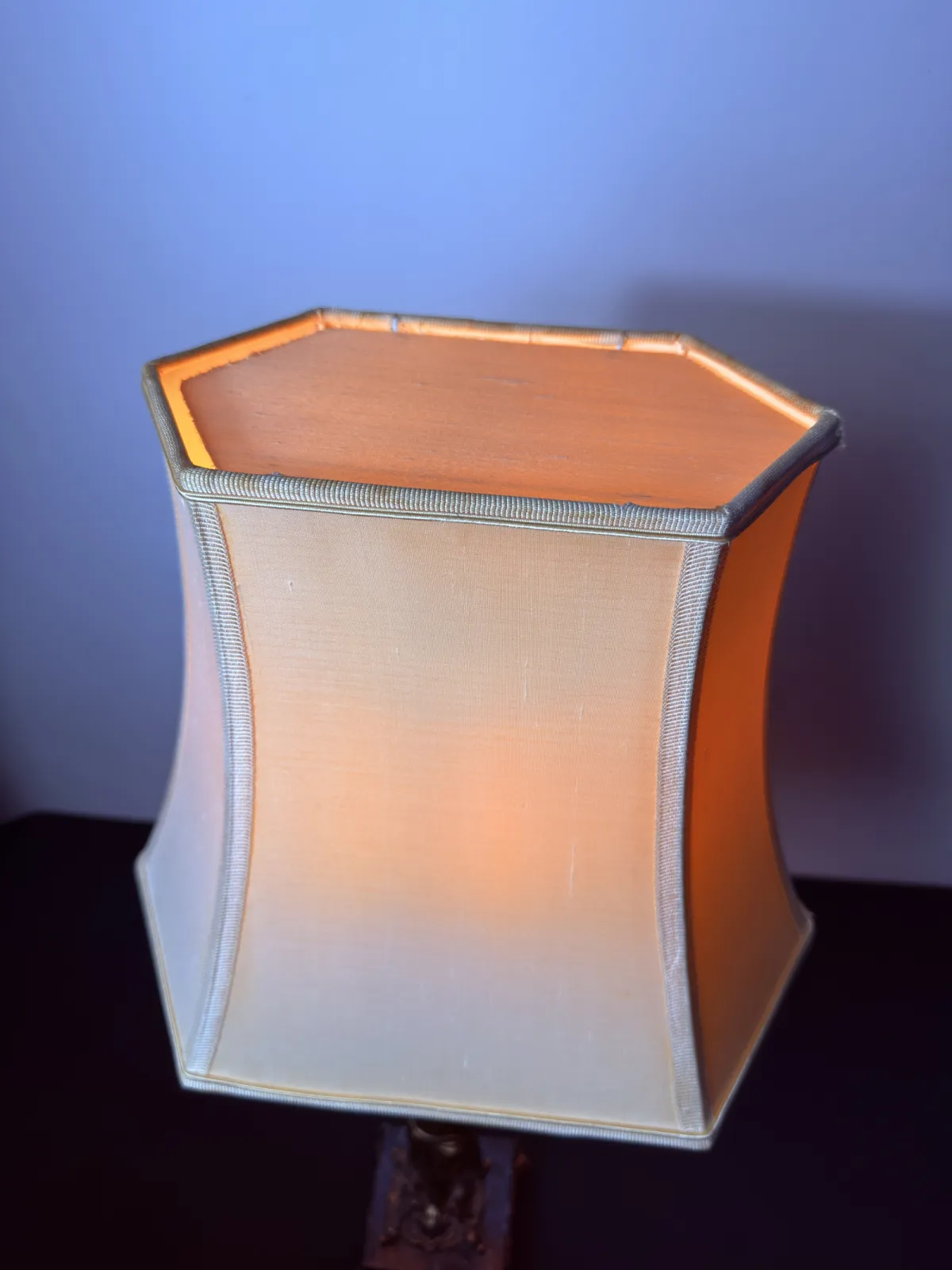 Elegancka lampa stołowa z figurą kobiety – styl klasyczny / vintage