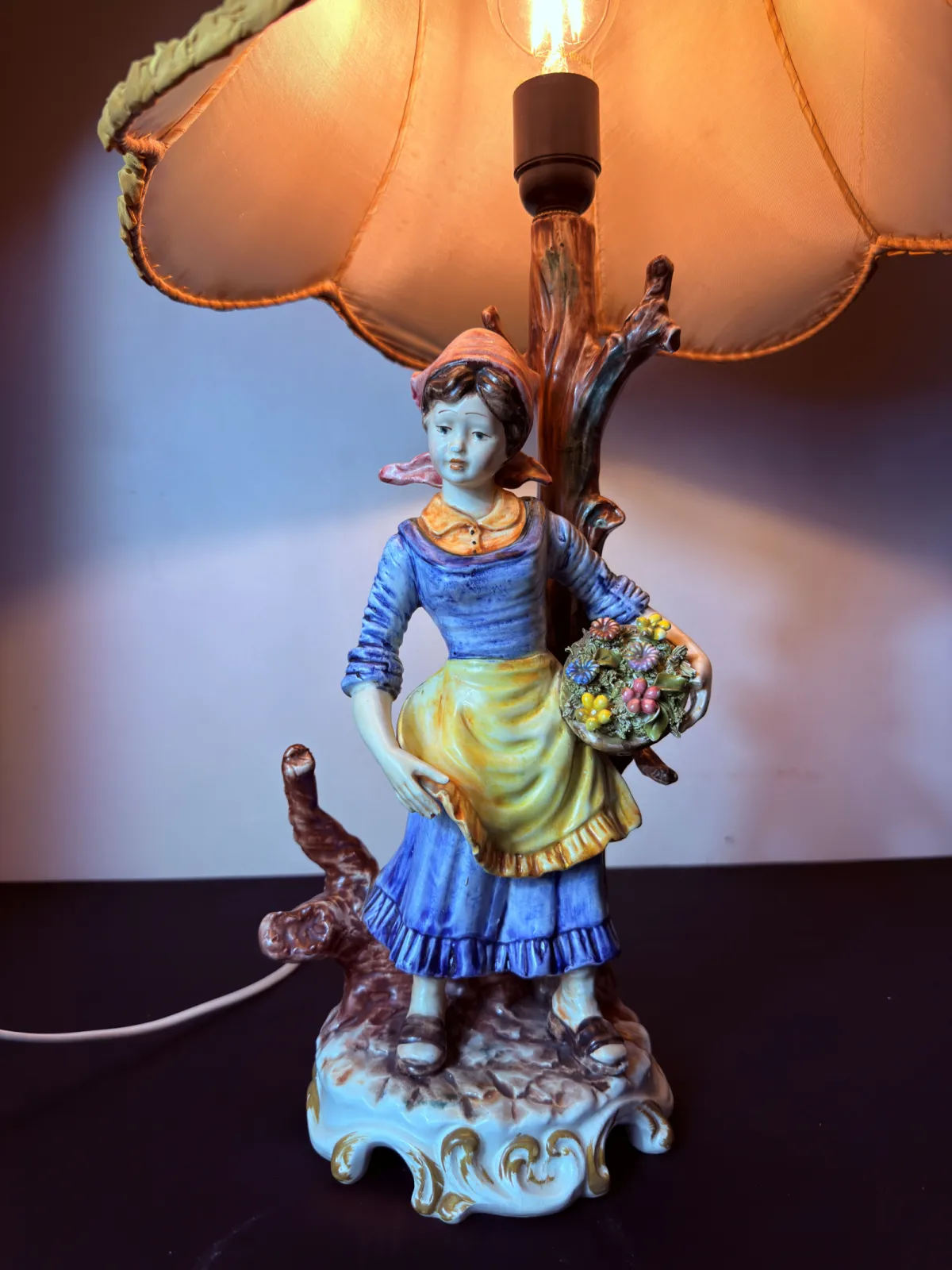 Lampa stołowa z włoskiej porcelany w stylu Capodimonte