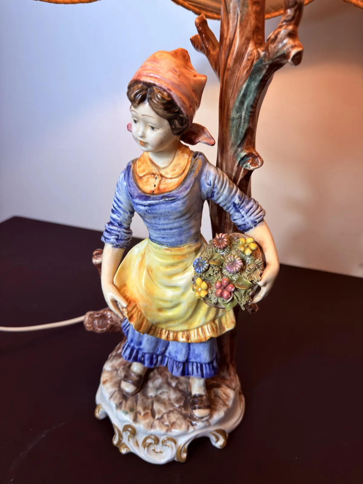 Lampa stołowa z włoskiej porcelany w stylu Capodimonte