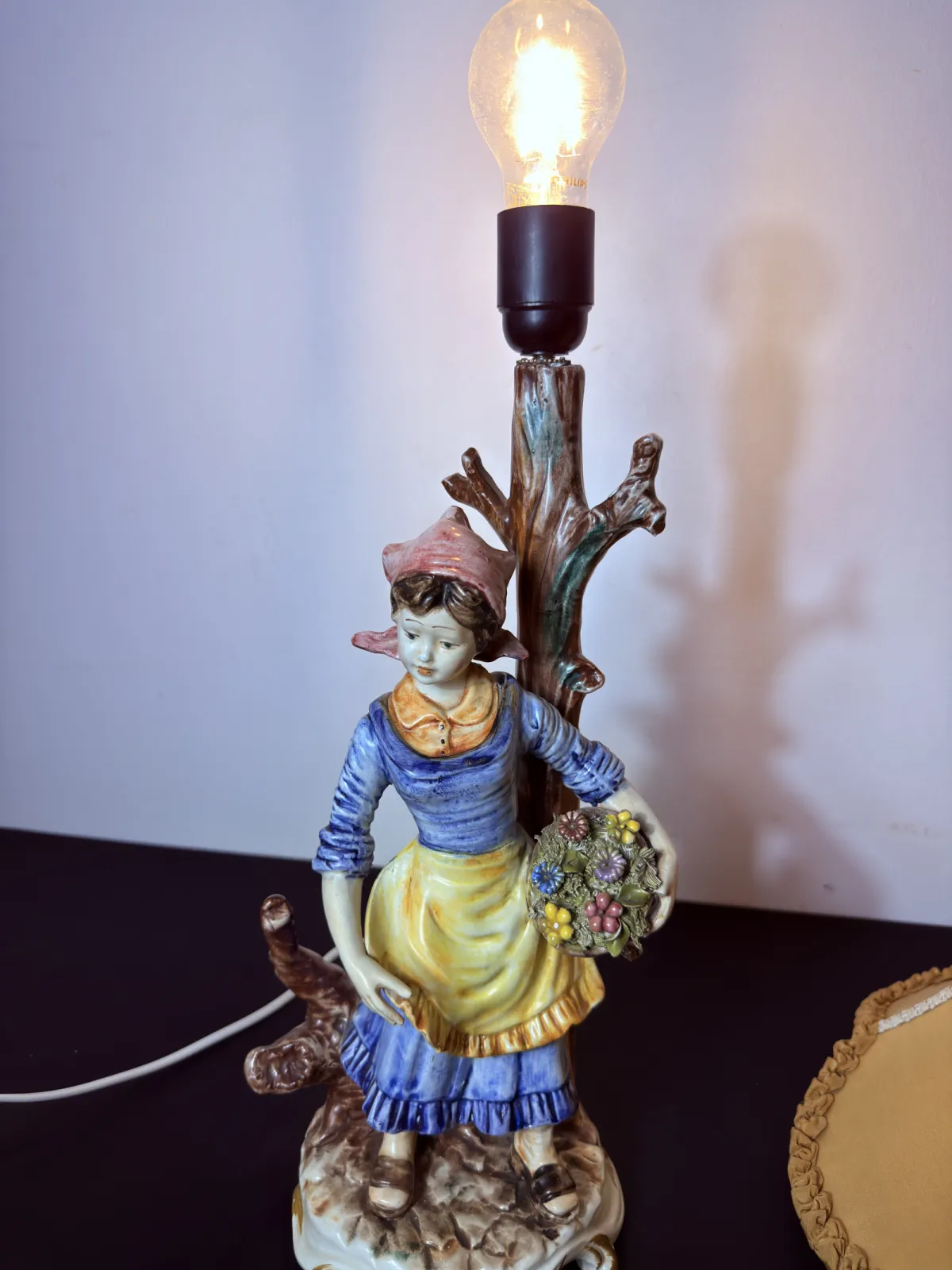 Lampa stołowa z włoskiej porcelany w stylu Capodimonte